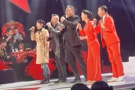 星光大道彩排曝光，朱迅小尼台下状态惹争议，斯琴高娃发福太明显图片