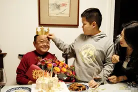 72岁王刚和小60岁的儿子，不像父子像祖孙，最“尴尬”的关系图片