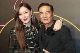 任达华妻子不愧是模特，穿连体裤秀身材，大婶年纪却将老公熬成爹图片