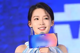 李沁出席秋交会官宣新剧，裤子显臃肿，路人镜头下这颜值认真的？图片