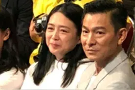 58岁刘德华为粉丝献唱，中气十足精神好，与8岁女儿合作太温馨图片