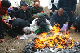 农村去上坟，处置坟头草要注意，其中的讲究还真不少图片