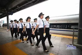 帅美！首批女动车组司机学员来了图片