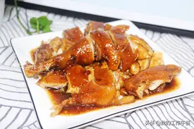 不用提前腌制，4香料1碗酱油1半只鸡1碗水，煮出鸡皮滑肉嫩不破皮图片