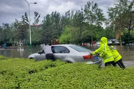 大雨滂沱，他们始终坚守在最需要的地方图片