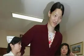 世界第一女巨人姚德芬：身高2.36米，比姚明还高，为啥活不过50岁图片