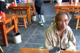 福州面馆来了一位拾荒大爷，美女老板赠送一碗牛肉面，引大家称赞图片