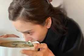 都注意宋祖儿的豪华螺蛳粉，谁注意她手指？这是对吃粉最大的尊重图片