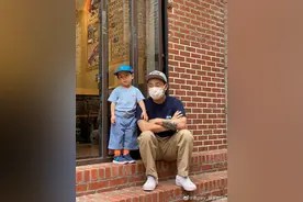 姜Gary陪儿子庆祝儿童节，小好一身蓝很潮橘色袜子抢镜图片