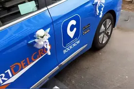 新加坡另类结婚花车，竟然是辆蓝色德士图片
