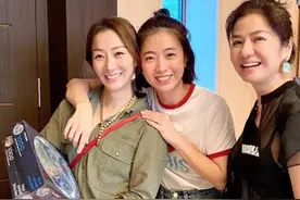 富婆甘比参加聚会，素面朝天颜值出众，钟楚红穿黑纱戴珠宝现身图片