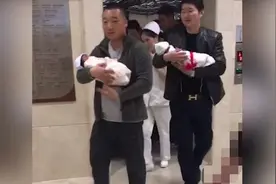 奶奶让宝爸去产房接宝宝，电梯口遇见的场面很壮观，令人会心一笑图片