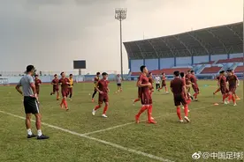 国足全员训练李铁与池忠国单聊，中日之战势必变阵提升中场硬度图片