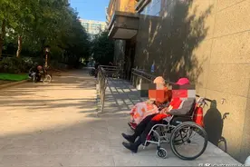 穿上纸尿裤的老人：小心守护着成年人的“秘密”图片