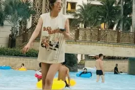 安以轩一家3口玩水，穿长T恤秀大白腿，小女儿正脸曝光好软萌图片