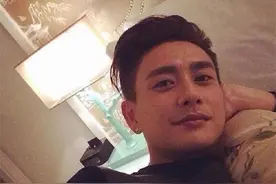 黄宗泽香港豪宅，室内没餐桌吃饭在茶几上，这是追求极简生活吗？图片