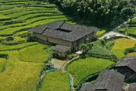 第一次回农村老公家，就被他家房子吓到了，这样的房子你们没见过图片
