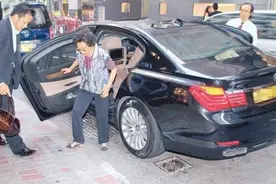 花1千万买辆宝马送给母亲，换来600亿财产，他给保安每人配台奔驰图片