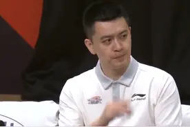 杨鸣坚决不叫暂停！韩德君遭肘击倒地，辽宁5人上双郭士强很无奈图片