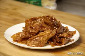 媳妇想吃辣条，没想抠门老公用豆皮自制辣条，网友：看着直流口水图片