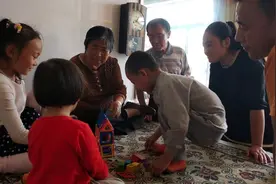 宝宝在农村呆两个月，不想回家，快乐养娃重在从简，回归孩子天性图片