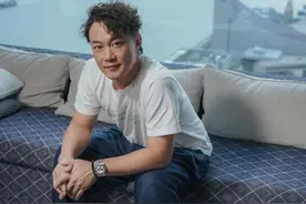 陈奕迅一年没收入，开13万旧车背廉价布包，妻子一小时花81万图片