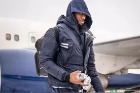 NBA巨人手掌多大？伦纳德3根手指夹2瓶水不算啥！字母哥单手3瓶水图片