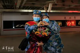 河北女孩王心仪在军营等来老同学！从校服到军装，神仙友情图片