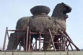 沧州巨狮重达32吨，屹立千年不倒，却倒在了专家自作聪明的保护上图片