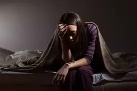 夜里睡到一半老是醒来，这是一种病吗？图片
