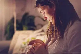 90后新手宝妈分娩后没有奶水，找男催乳师帮忙下奶，事后觉得亏图片