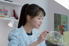 《微微一笑》：系花VS校花，凭这3点，贝微微狂甩孟逸然十条街图片