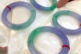 价值过亿的翡翠标王，开出了绝美的春带彩，最后价值多少？图片
