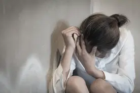“一次坠床，我的孩子走了”：孩子坠床，千万不要马上抱起图片