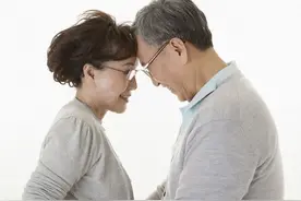 结婚这么多年，老伴每天要跟我接吻，一个68岁的老大爷自诉图片