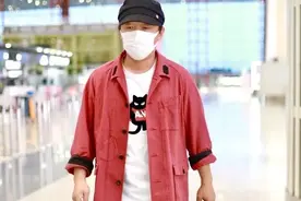 黄渤换造型师了？工装夹克+阔腿裤，造型时髦范十足图片