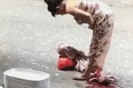 孕妇当街产子，男人看到的是不堪，女人看到的是心酸图片