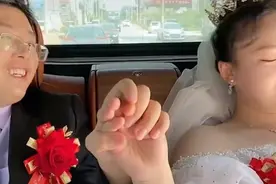 河南一对新人婚车上吵架，男方嫌彩礼高：我自由恋爱不是上门女婿图片
