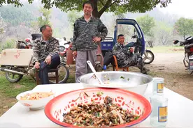 大山深处农民工生活很艰苦，他们干起活来很开心，能挣钱舍得出力图片