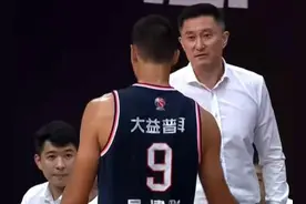 易建联罕见暴怒，砸球+怒吼徐杰，杜锋做法令人寒心，四连冠悬了图片