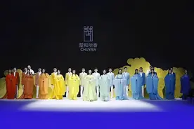 巴黎时装不算什么，当中国汉服走上国际时装周，外国人都被惊艳了图片