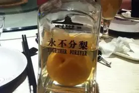 五粮液的“永不分梨”酒，里面的梨怎么放进去的？看完涨知识了图片
