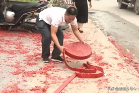 越南河内禁止燃放鞭炮，有人铤而走险违法，被民众集体谴责图片