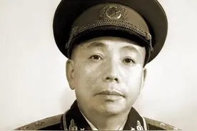 许世友得知他不要上将军衔，紧紧握住对方的手：好样的，我支持你图片
