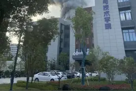 2死9伤！一大学实验室突然发生爆燃，现场浓烟滚滚……图片