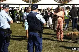 澳大利亚警察要求脱内裤搜查引争议，还要求经期女子取出卫生棉条图片
