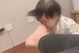 浙江一萌娃好奇闻爸爸脚丫，下一秒当场干呕不止惹爆笑：有点上头图片