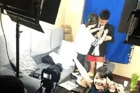 为何央视主持人镜头前只露上半身，幕后照曝光，我不厚道的笑图片