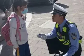 交警送一年级迷路“小神兽”回家，请不要让小朋友单独出行图片