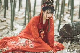 民间故事：老光棍割猪草，无意听见女子“嘘嘘”，发现后要他负责图片